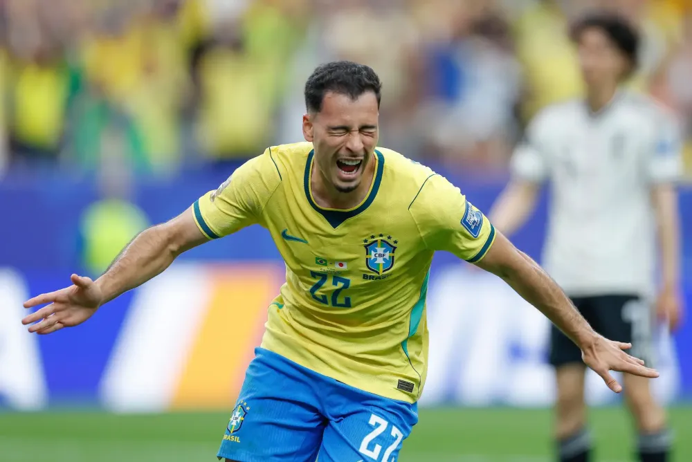 Brasil vence Japão por 2 a 1 e continua vivo na Copa
